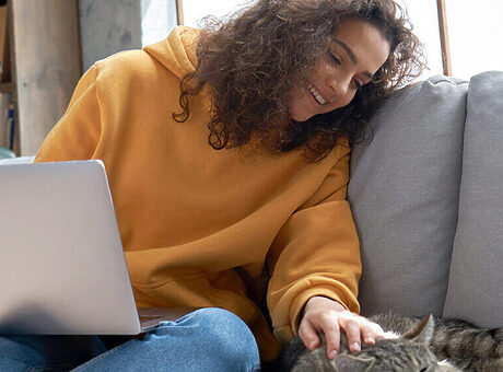 Een kat die plast op de bank? 3x oorzaak én oplossing