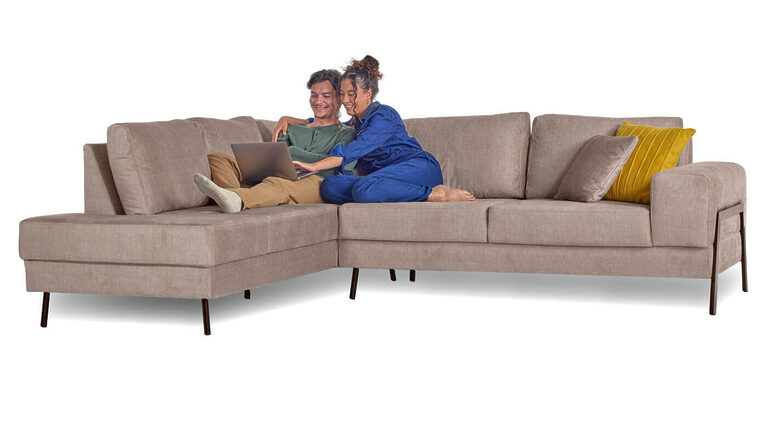 Stel met laptop op een Porto hoekbank met chaise longue en metalen frame aan de armleuning