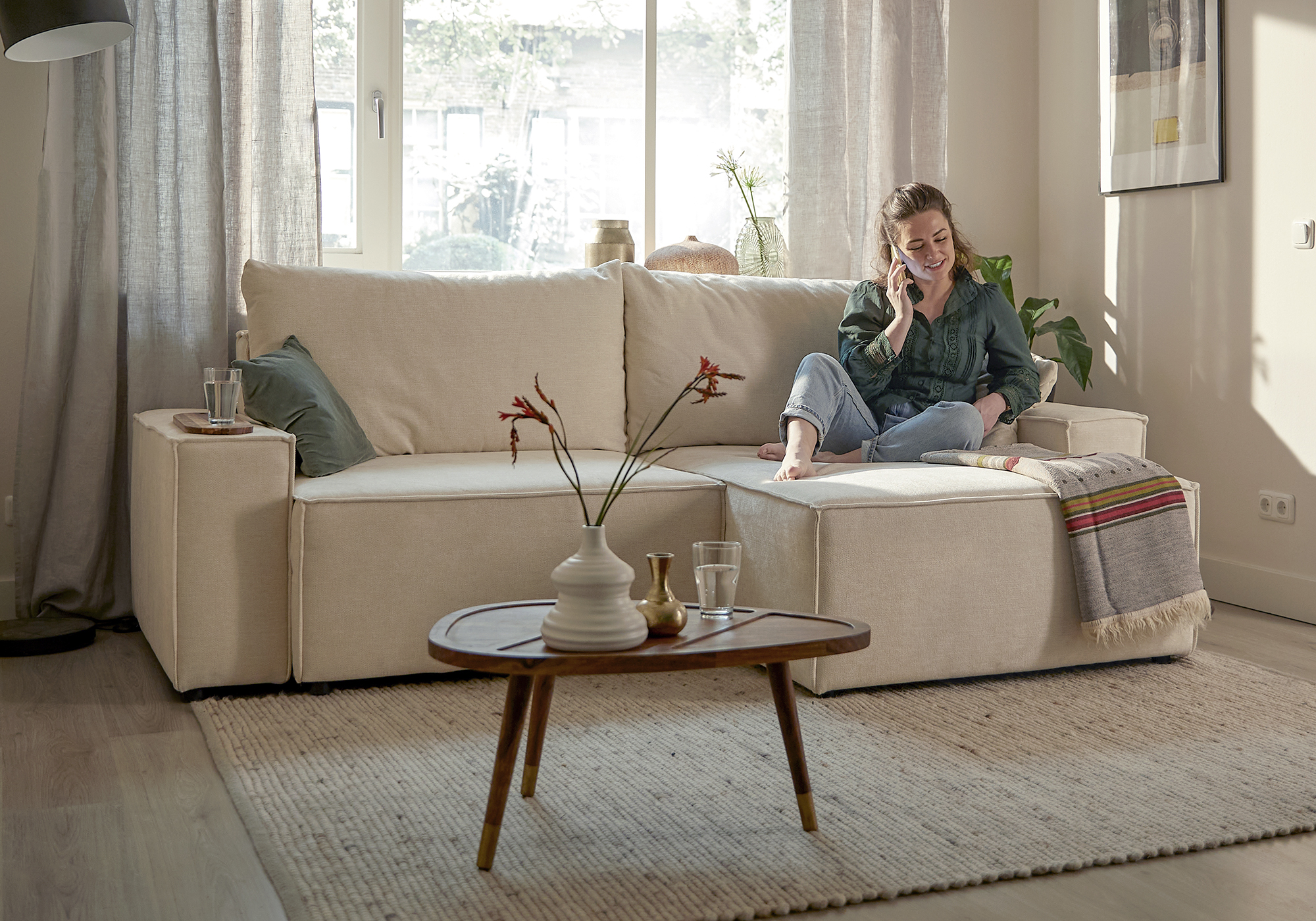 Ecksofa mit Schlaffunktion in modernem Wohnzimmer