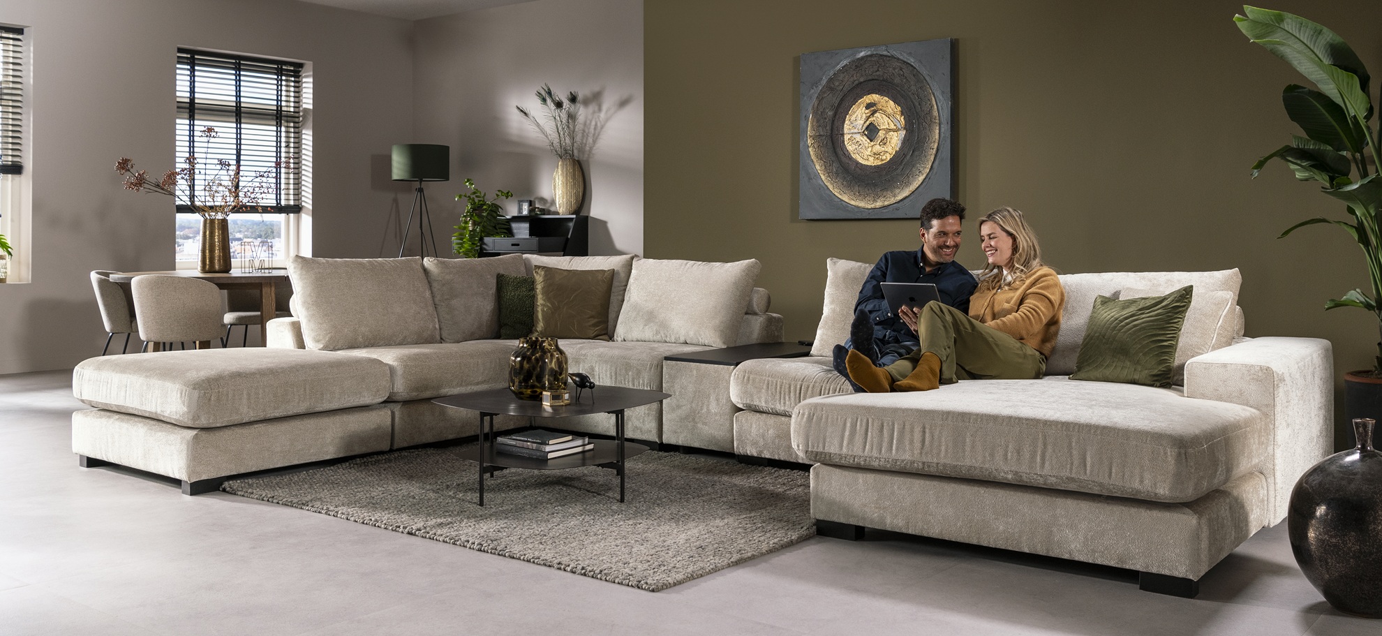 Modulares Sofa im Wohnzimmer mit Chaiselongue und Ottoman