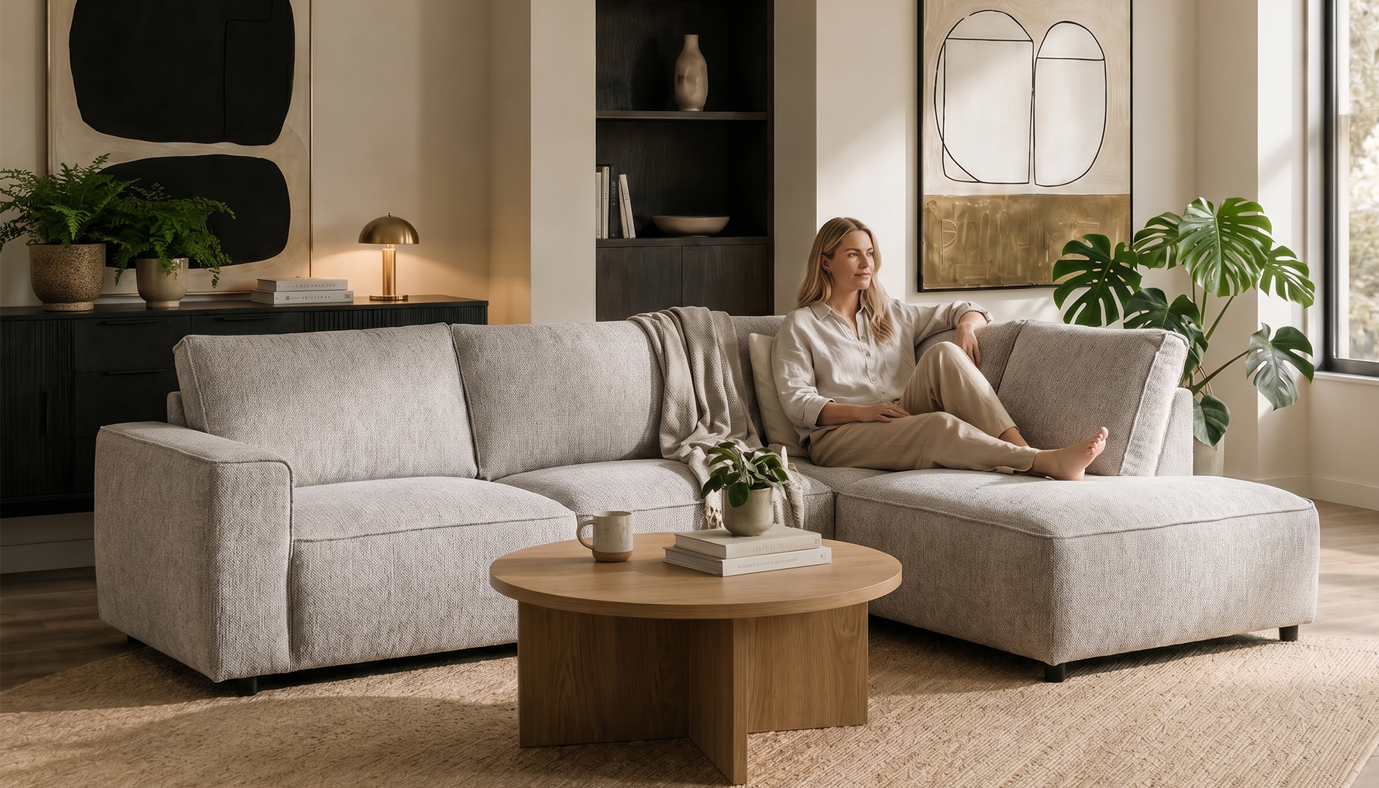 Lotus Ecksofa aus Leinenoptik im hellen Wohnzimmer