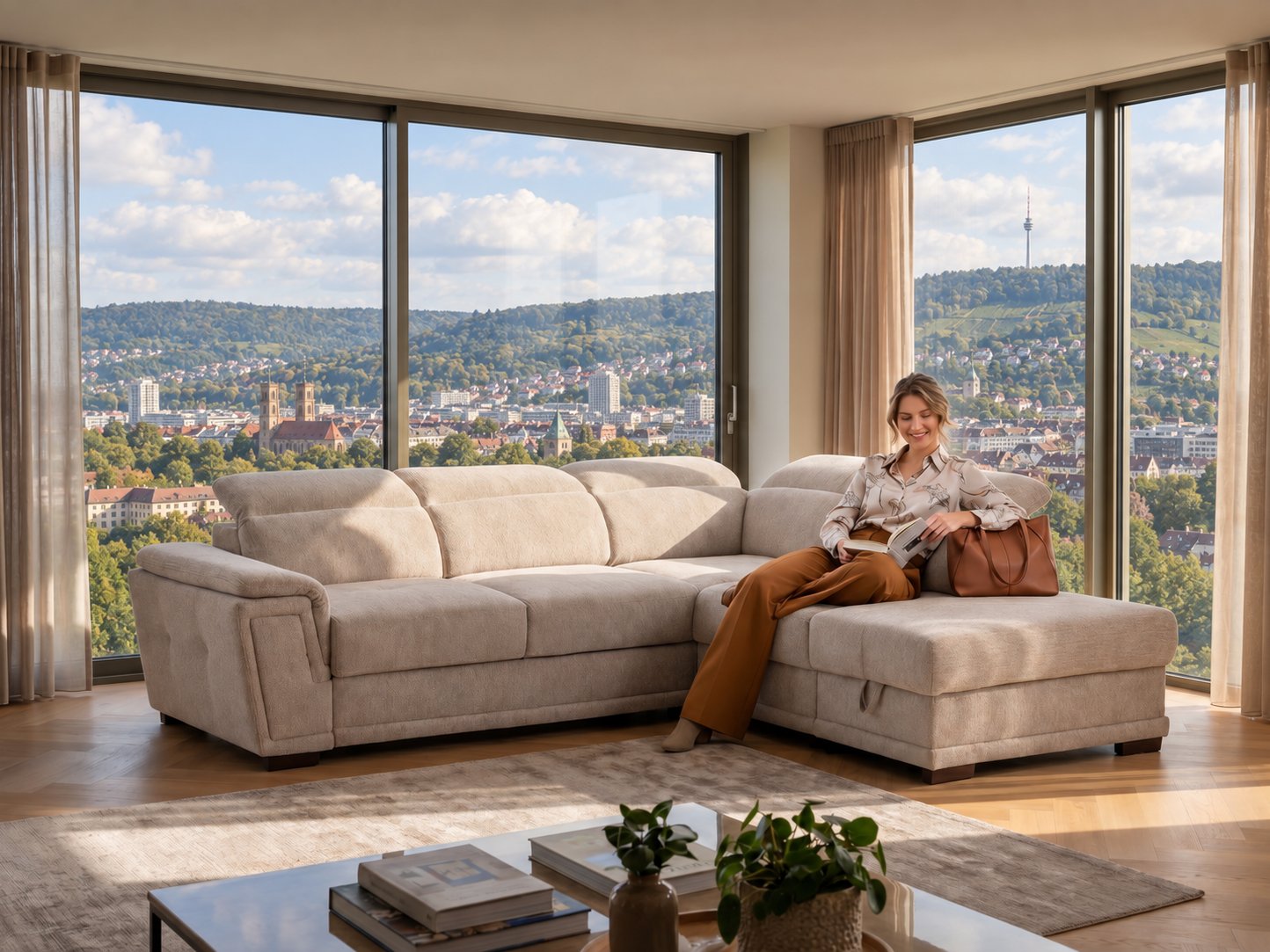 Beiges Ecksofa mit Longchair und verstellbaren Kopfstützen in einem hellen Wohnzimmer mit Blick auf Stuttgart und den Fernsehturm