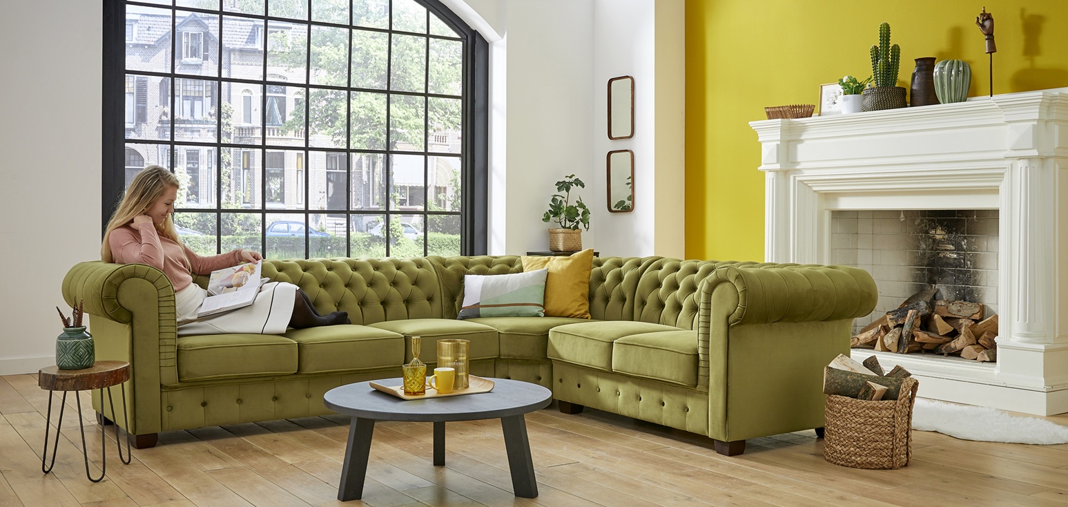 Betaalbare Chesterfield zetel in groene stof in de living