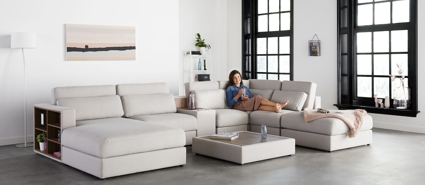 Canapé modulable composé d'éléments libres dans un salon